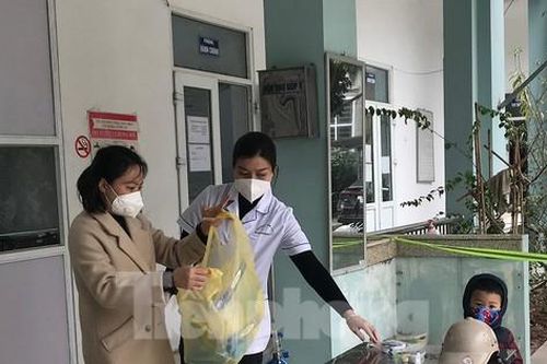 Cháu bé đi làm cùng mẹ ngày đầu năm ở Trạm Y tế Hà Nội gây xúc động