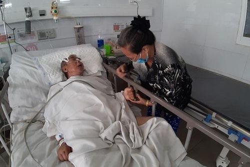 Gặp nạn tuổi 'xế chiều', vợ chồng già sạch tiền dưỡng lão không đủ đóng viện phí