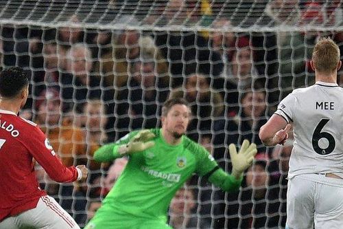Ronaldo bỏ lỡ cơ hội khó tin ở trận thắng Burnley