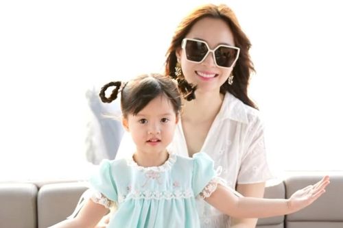 Ông xã Đặng Thu Thảo khoe clip chúc mừng năm mới vợ, nhan sắc nàng Hậu khiến nhiều người xuýt xoa