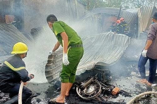 Đi nhậu về cãi nhau với mẹ, phóng hỏa đốt nhà