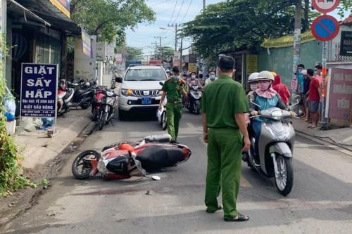 Một người thiệt mạng khi lao xe lên lề đường ở TP.HCM