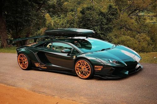 Lamborghini Aventador với bản độ độc đáo gắn cả cốp trên nóc xe