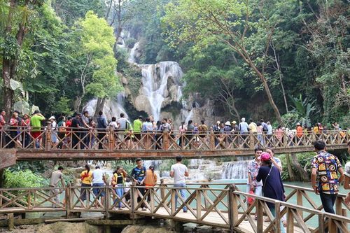 Lào chính thức mở cửa đón du khách nước ngoài