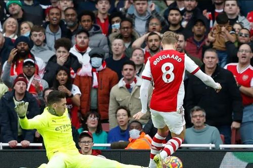 Trận Arsenal vs Man City nóng vì quá nhiều quyết định tranh cãi của trọng tài