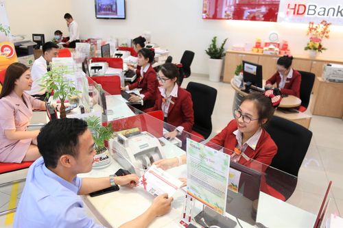 Bài 2: Cổ phiếu ngân hàng 'hút khách,' sôi động tăng vốn điều lệ