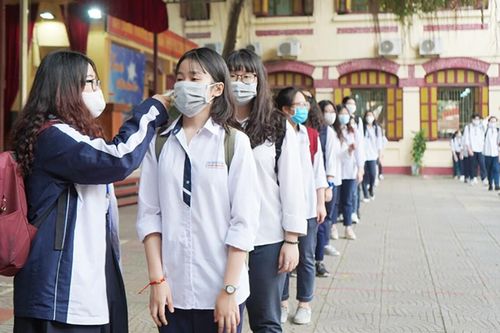 Học sinh lớp 12 một quận ở Hà Nội có thể đến trường học trực tiếp kể từ tuần sau
