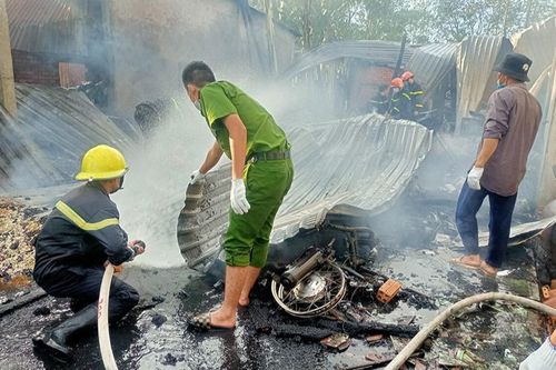 Thanh niên say xỉn phóng hỏa đốt nhà mẹ ruột