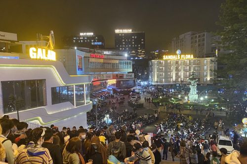 Chợ đêm Đà Lạt đông nghẹt người ngày đầu năm mới