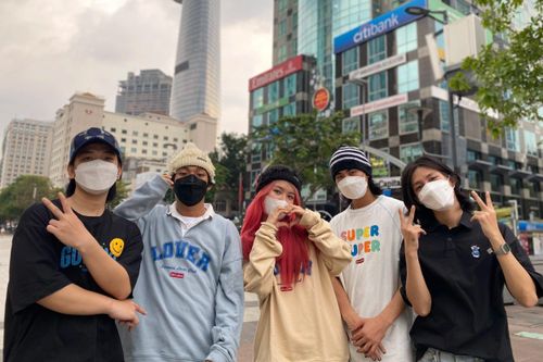Giới trẻ TP.HCM gặp bạn bè trước khi trở lại guồng quay công việc