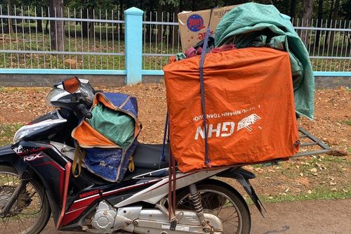 Giả nhân viên giao hàng nhanh để chở pháo