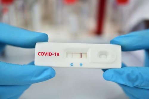 Người dân nộp tiền test Covid-19 mới được vào đền Cô Chín