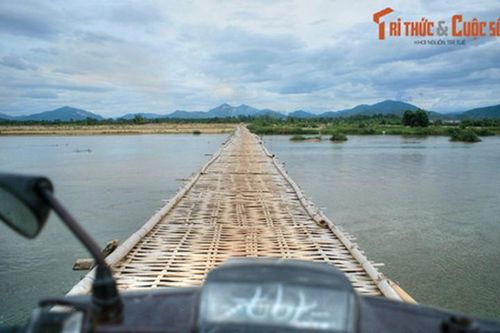 Thót tim khi đi qua cây cầu tre dài nhất miền Trung