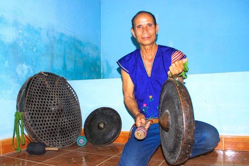 A Duih mê cồng chiêng