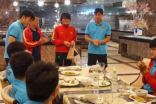 Đình Trọng ôm chặt bác sỹ Choi Ju-young nói lời tạm biệt