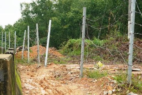 Sắp đưa vào khai thác, tuyến cao tốc La Sơn - Túy Loan bị 'xé rào' nhiều nơi