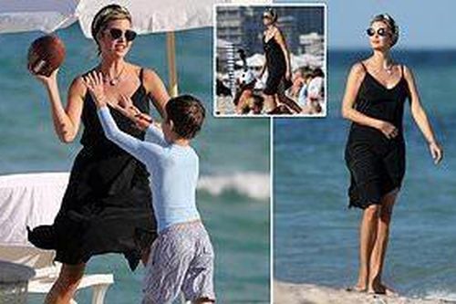 Ivanka Trump chơi bóng cùng con trai ở biển, thần thái kiêu sa đầy khí chất