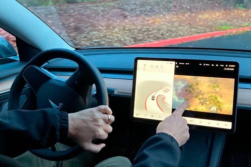 Bị điều tra, Tesla thông báo ngừng cấp game trên màn hình ô tô