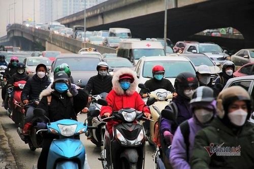 Người dân ùn ùn trở về Thủ đô sau kỳ nghỉ Tết Dương lịch