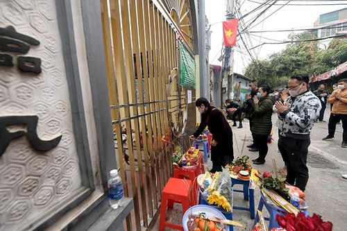 Người dân đổ về Phủ Tây Hồ 'vái vọng' trong ngày đầu tiên của tháng Chạp