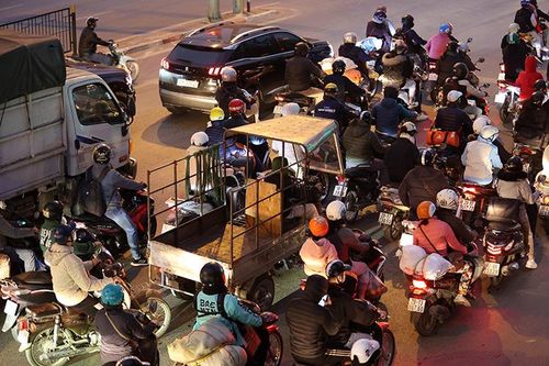 Người dân lỉnh kỉnh đồ đạc quay lại sau kỳ nghỉ Tết dương lịch