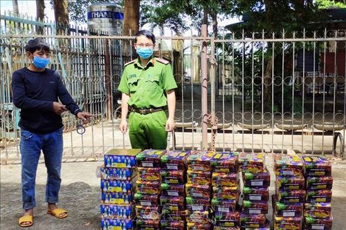 Phát hiện 104 kg pháo nổ trong bao tải 'giao hàng nhanh'