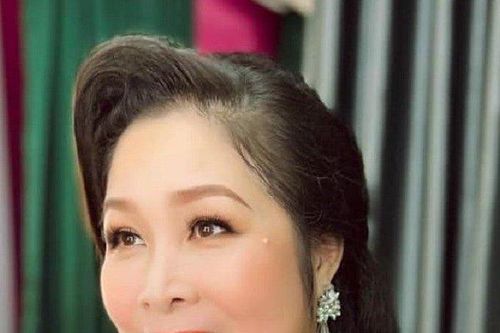 Nghệ sĩ Hồng Vân bất ngờ nhắn nhủ ông xã 'luôn bên nhau chồng nhé'