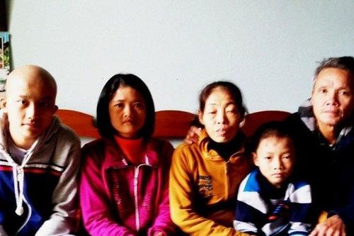 Chuyện cảm động chưa kể về mẹ kế triệt sản nuôi 8 con riêng của chồng