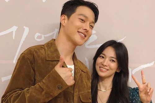 Jang Ki Yong phục vụ Song Hye Kyo như nữ vương, đi phía sau cẩn thận che ô cho đàn chị