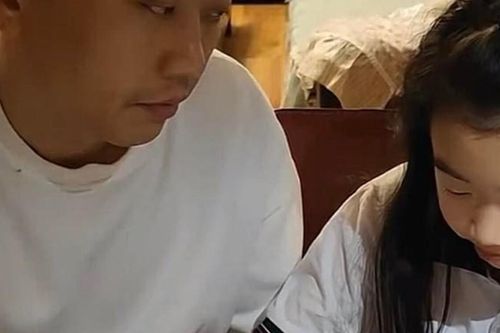Dạy con gái vẽ con tôm, ông bố nảy ra sáng kiến khiến dân tình vừa buồn cười vừa phải dành lời khen ngợi
