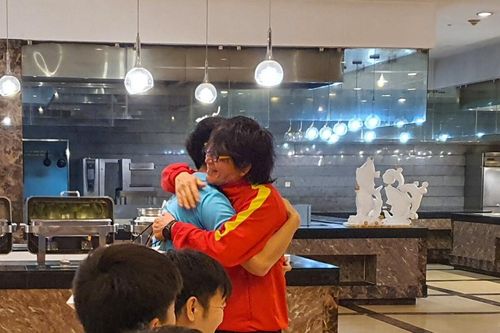Tuyển thủ Việt Nam tặng quà, ôm tạm biệt 'thần y' Choi Ju Young