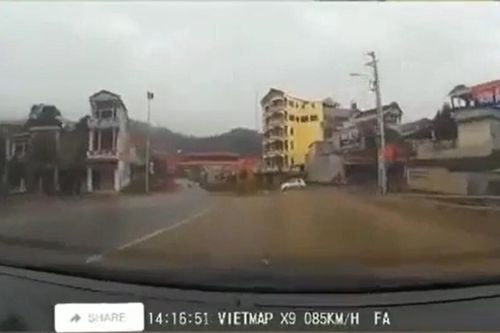 Clip: Xe ô tô phi như bay trên đoạn đường trơn trượt, vừa vào cua liền nhận ngay hậu quả ê chề
