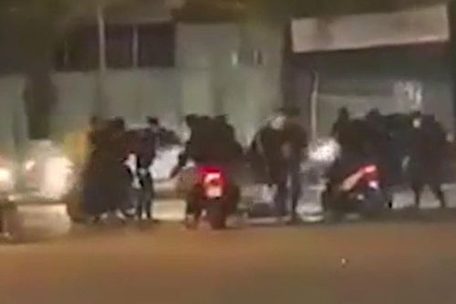 Clip: Nhóm thanh niên cầm hung khí lao vào tấn công đối phương tới tấp ngay giữa đường gây náo loạn