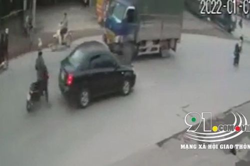 Clip: Ngã xuống đường ngay trước bánh xe tải, người đàn ông thoát nạn thần kì trong ngày đầu năm