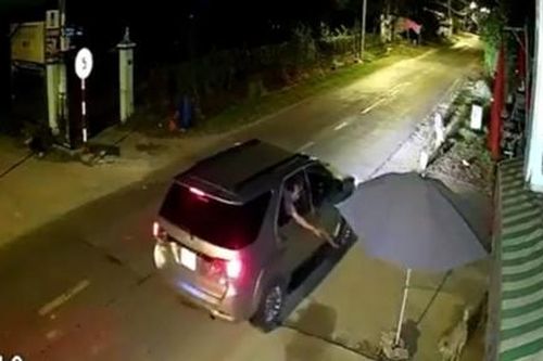 Nhóm người lái ô tô 7 chỗ đi trộm chó lúc nửa đêm