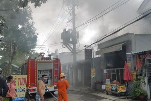Nhà vắng chủ bốc cháy sau tiếng nổ, hàng xóm ôm tài sản chạy ra ngoài