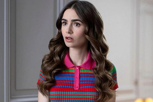 Biển quảng cáo 'Emily in Paris' bị phá hoại