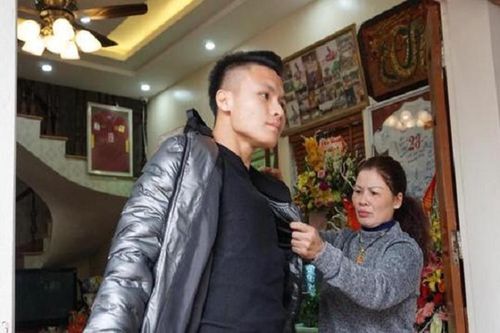 'Mang tiền về cho mẹ', Quang Hải trả hết nợ, xây nhà cực to