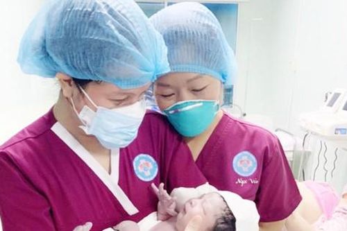 Bé trai chào đời bằng sinh thường nặng hơn 5,1kg