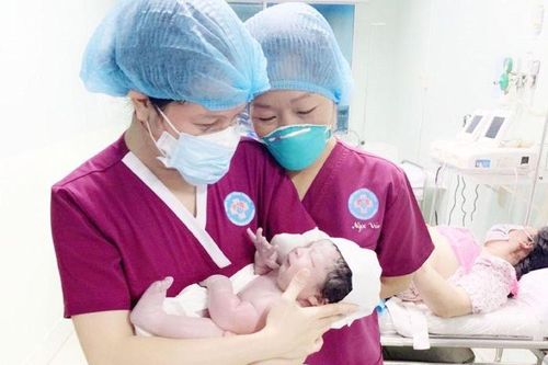 Sản phụ 38 tuổi sinh thường bé trai nặng 5,1kg