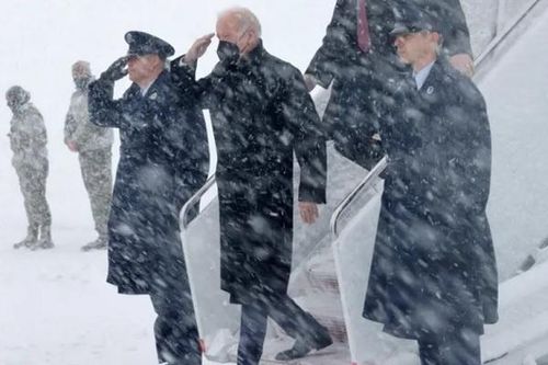 Video ông Biden mắc kẹt trên chuyên cơ vì bão tuyết