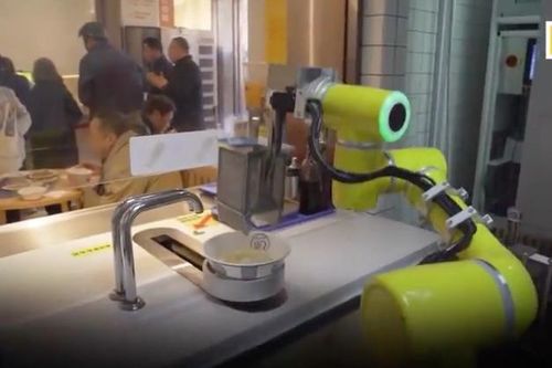 Robot nấu ăn không thua kém đầu bếp tại nhà hàng ở Trung Quốc