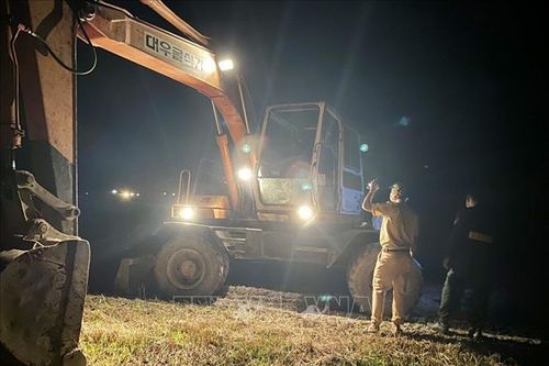 Bắt quả tang nhóm đối tượng tổ chức khai thác khoáng sản trái phép ở An Giang