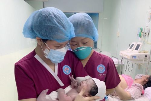 Sản phụ sinh thường một bé trai nặng hơn 5,1kg