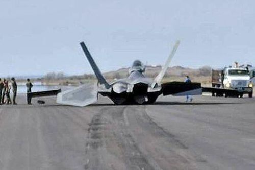 Mỹ mất 4 năm mới sửa xong tiêm kích F-22 Raptor mài bụng xuống đường băng