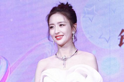 'Mỹ nữ Tân Cương' Đồng Lệ Á dù U40 vẫn lên đồ theo style trẻ trung mà đầy quyến rũ