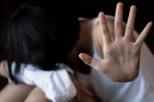 Bắt cả lớp cô lập 3 học sinh và dọa treo các em lên quạt trần, cô giáo lãnh án tù