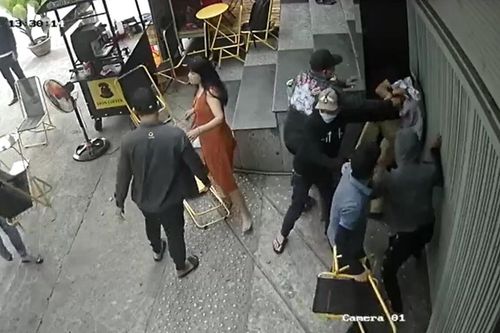 Clip: Nhóm côn đồ vây đánh một giám đốc dã man tại quán cafe