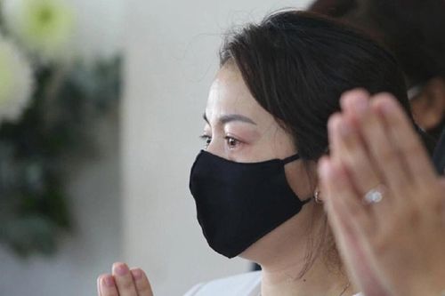 Xuất hiện hình ảnh được cho là mẹ ruột của bé V.A tại lễ cầu siêu, gia đình lên tiếng phản hồi?