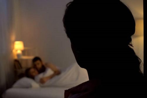 Trèo lên nóc nhà bắt quả tang vợ ân ái với người tình, anh chồng gây ra bi kịch với kết thúc đau lòng
